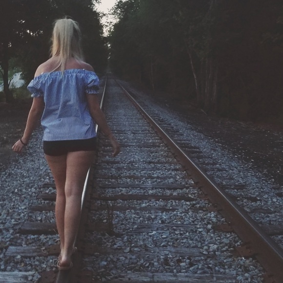 Keyhole Cut Off The Shoulders Top - Picture 2 of 5